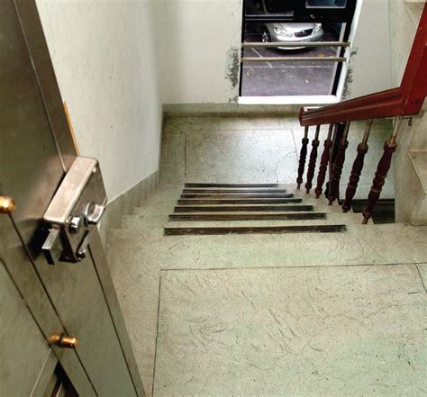 房間門對樓梯